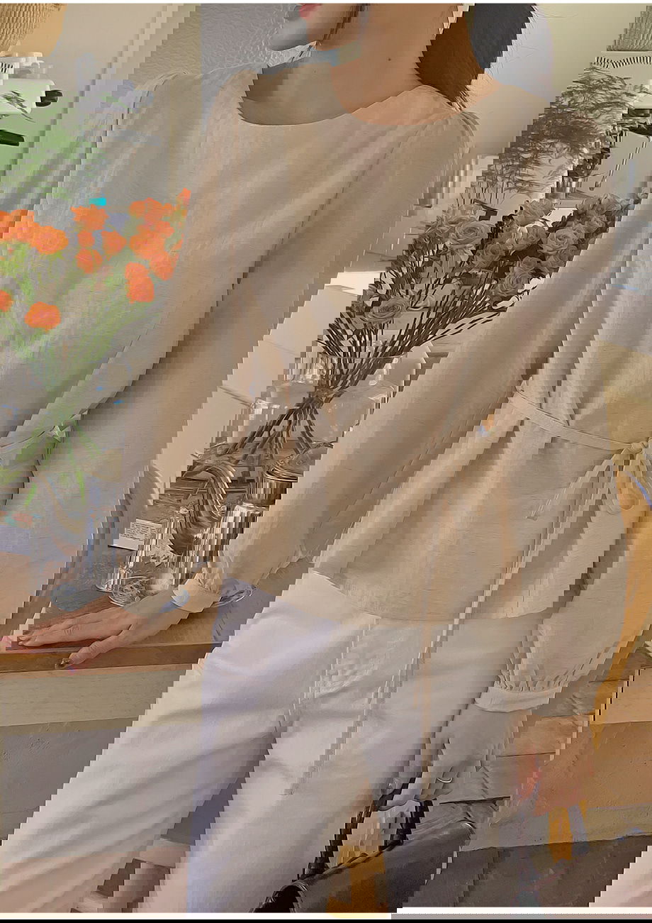리리앤코 네이브릿 린넨 리본 스트랩 블라우스