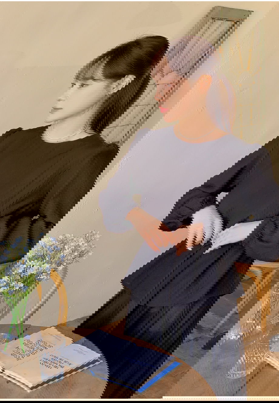 리리앤코 네이브릿 린넨 리본 스트랩 블라우스