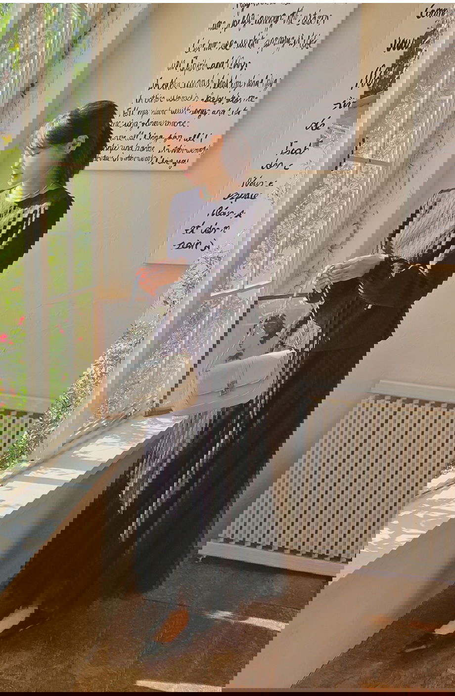 리리앤코 네이브릿 린넨 리본 스트랩 블라우스