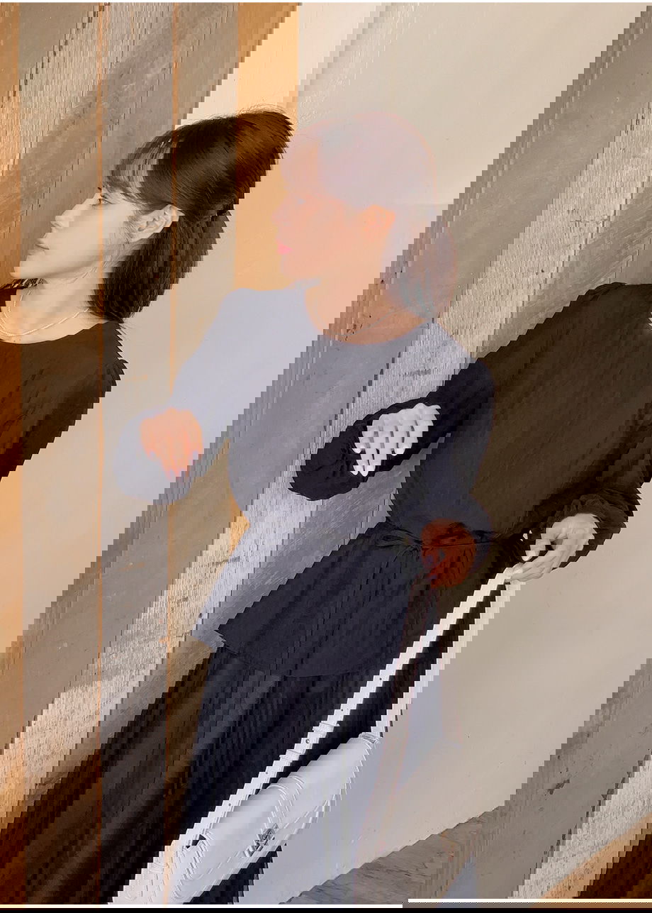 리리앤코 네이브릿 린넨 리본 스트랩 블라우스
