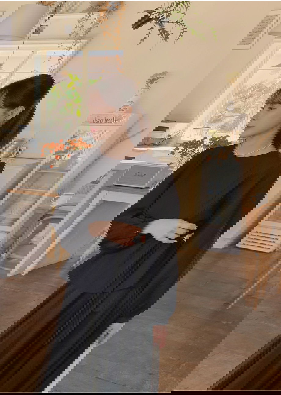 리리앤코 네이브릿 린넨 리본 스트랩 블라우스
