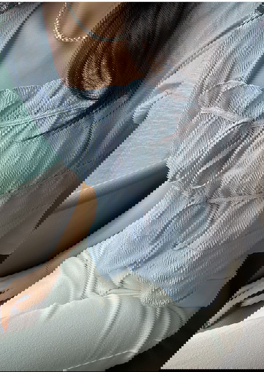 리리앤코 엔츠미루 링클 프릴 스트랩 퍼프 블라우스