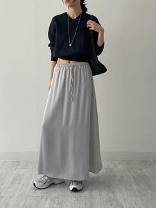Banding satin long skirt