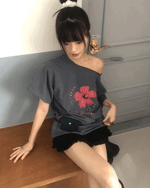 리슈 루즈핏 플라워 프린팅 오프숄더 반팔 티셔츠