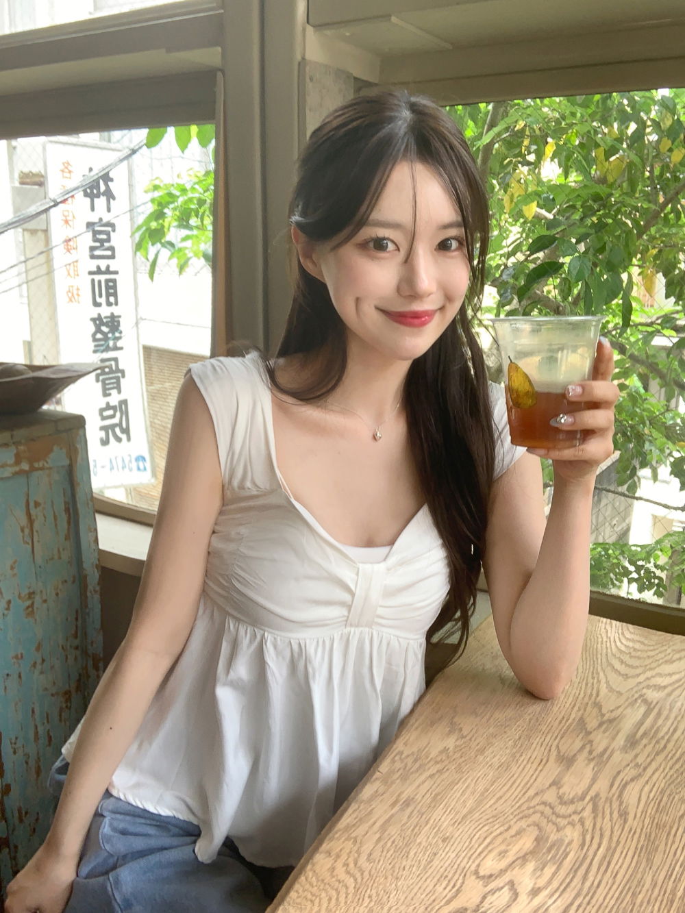 민소매 모델 착용 이미지-S4L3