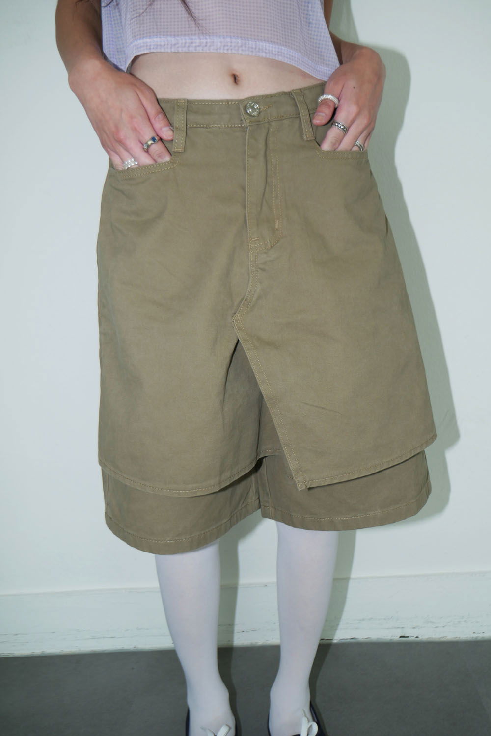 반바지 모델 착용 이미지-S1L13