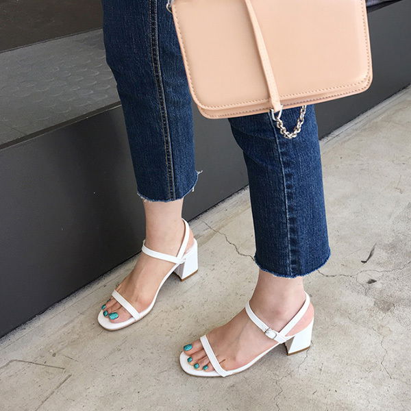 You'll fall in love with the strap heels 跟鞋