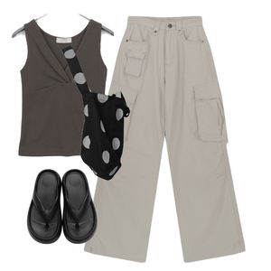 pants,sleeveless,sandals 코디