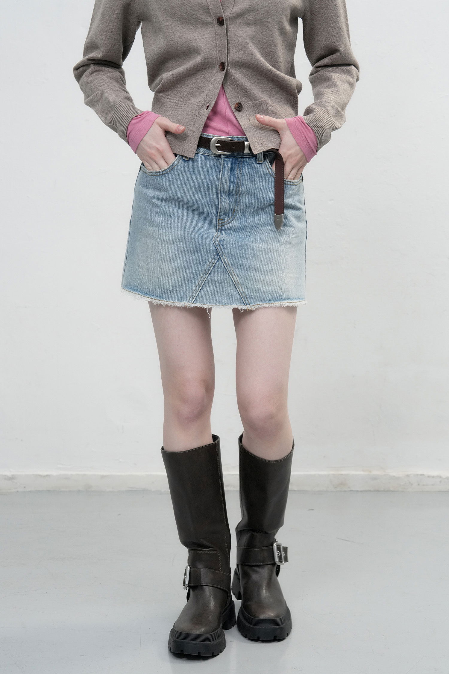 WOMAN 로우라이즈 컷팅 데님 미니스커트