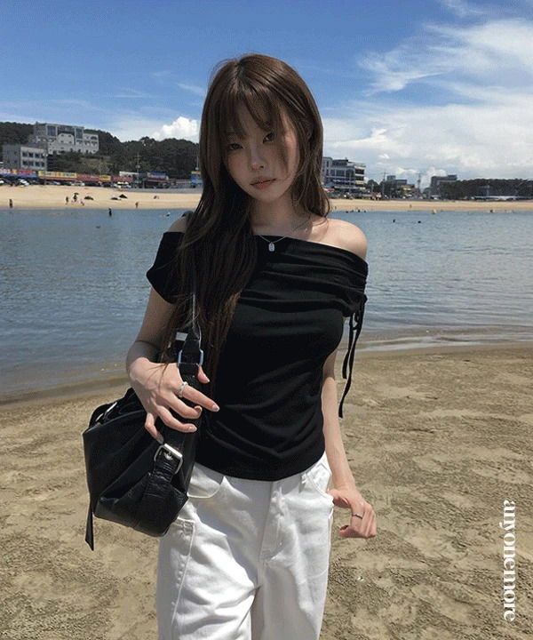 Knob shirring off-shoulder ribbon short-sleeve T-shirt