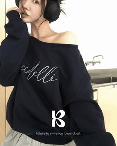 칼리 오프 숄더 레터링 맨투맨