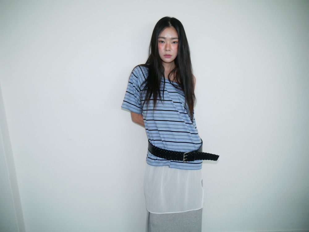 반팔 티셔츠 모델 착용 이미지-S1L4