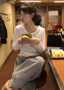 蕾絲坑條絨毛圓領長袖上衣