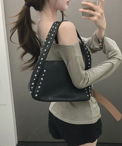 鉚釘皮革肩背包