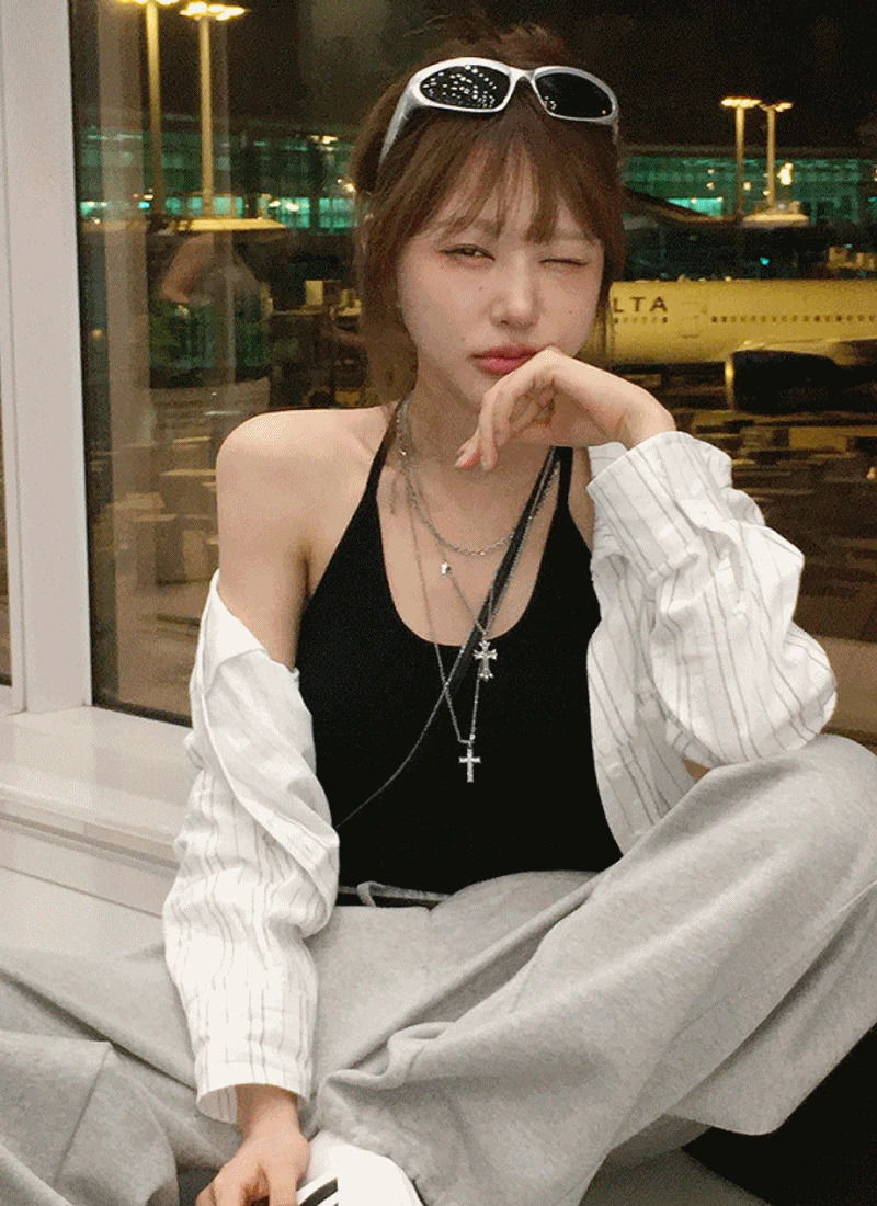 Summer-In-Between Seasons Essential: A basic long-sleeved shirt with a bagel V-Neck V-neck collar that looks great even when worn loosely. 1 color 襯衫