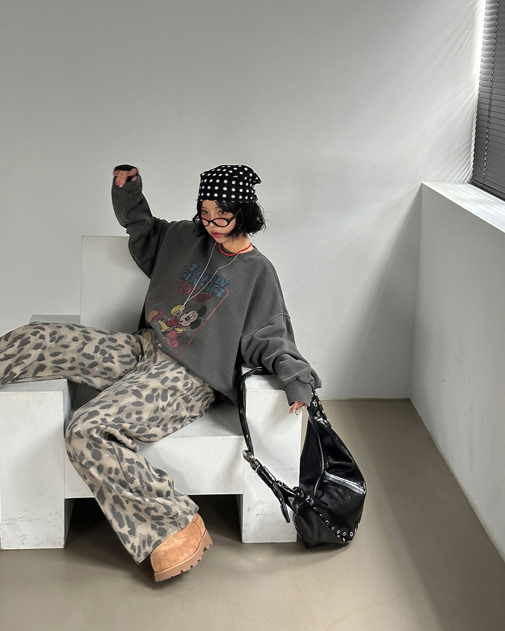 반팔 티셔츠 모델 착용 이미지-S1L60