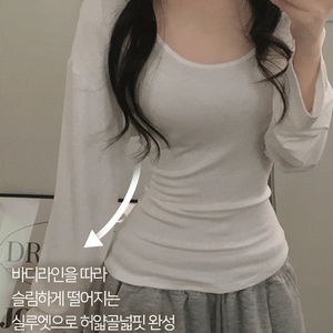 Slim basic unisex long-sleeved T-shirt that perfectly covers the upper arms