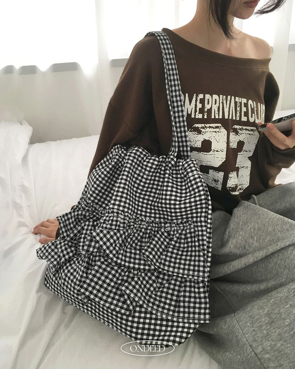 荷葉邊格紋束口肩背包