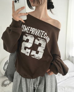 點擊風格數字印花寬鬆露肩長袖上衣