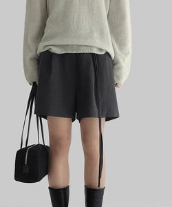 Divan Strap Pintuck Shorts