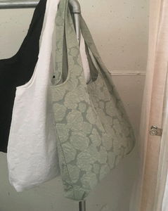 니머 플라워 엠보싱 숄더백