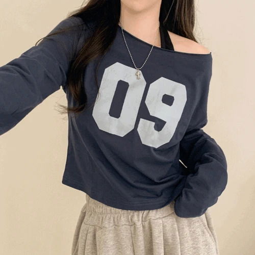 Ati Boatneck 09 Printed One-Off Shoulder Semi-Crop Long Sleeve T-Shirt