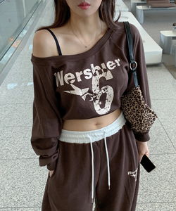 不對稱單肩印花短版長袖上衣 + 腰部拼色寬褲運動套裝