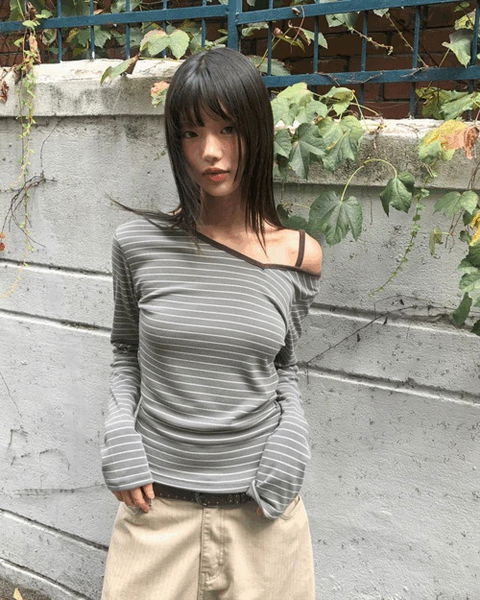 투핏 스트라이프 언발 스트랩 긴팔 티셔츠