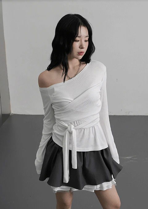 카리아 오프숄더 랩티셔츠