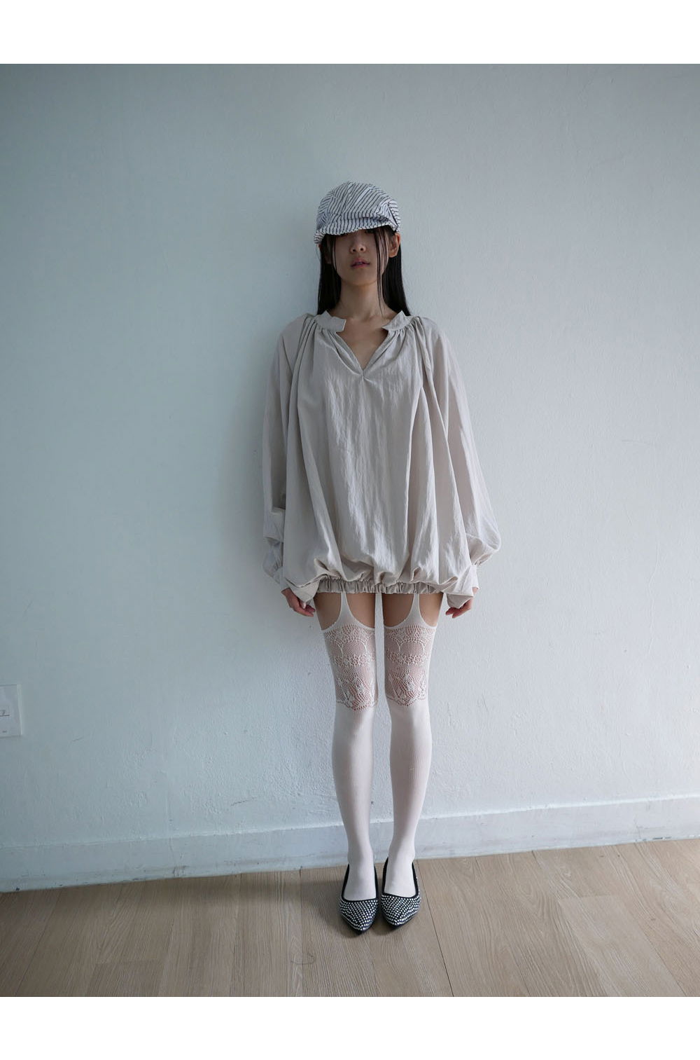 블라우스 모델 착용 이미지-S1L2