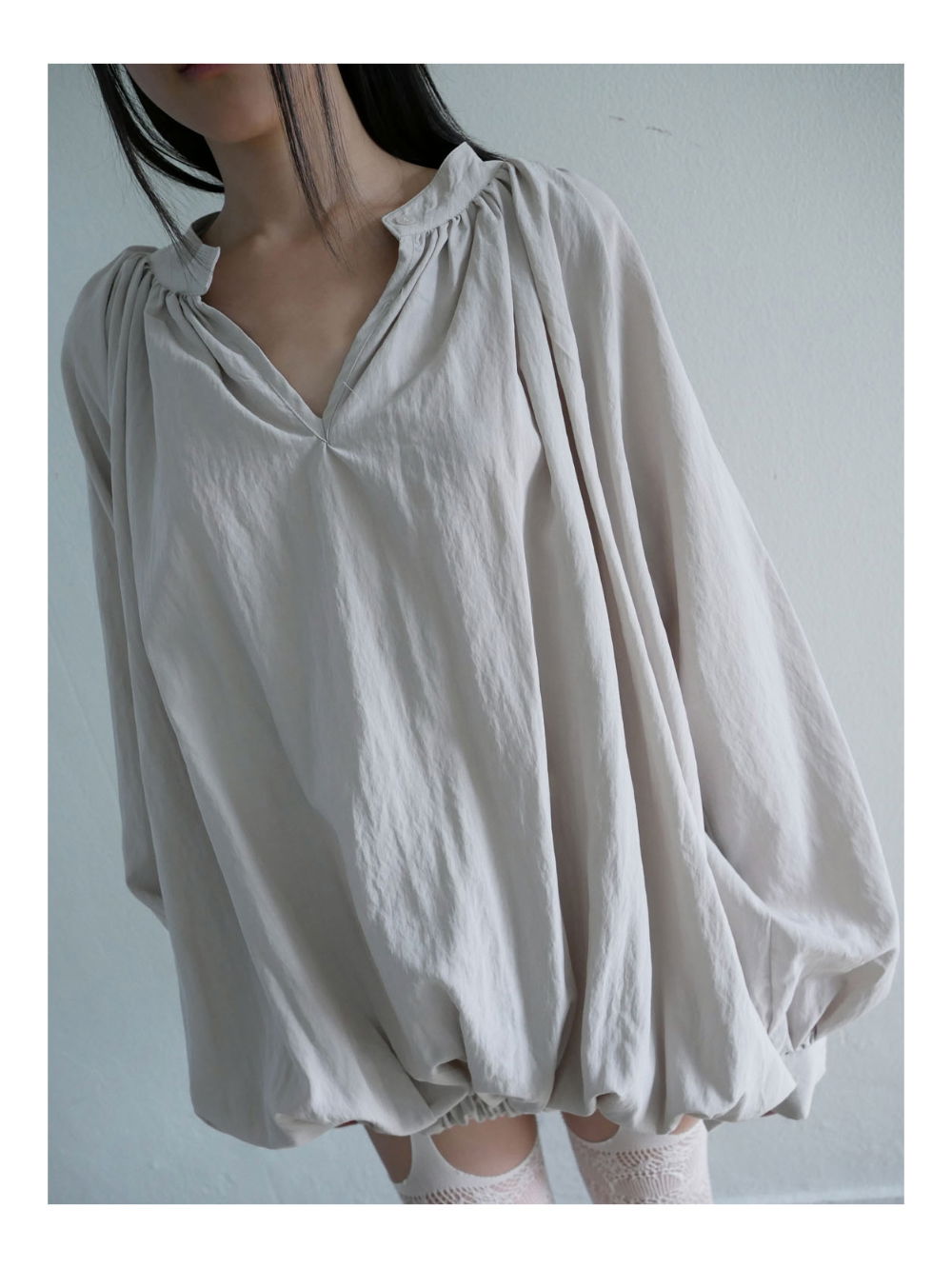 블라우스 모델 착용 이미지-S1L7