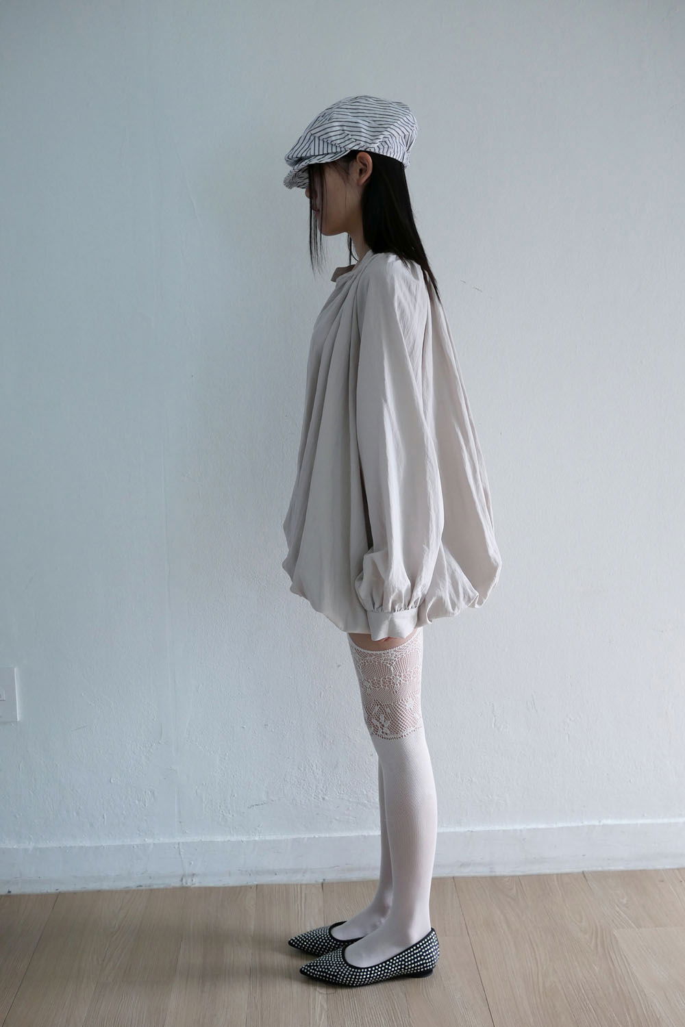 블라우스 모델 착용 이미지-S1L4