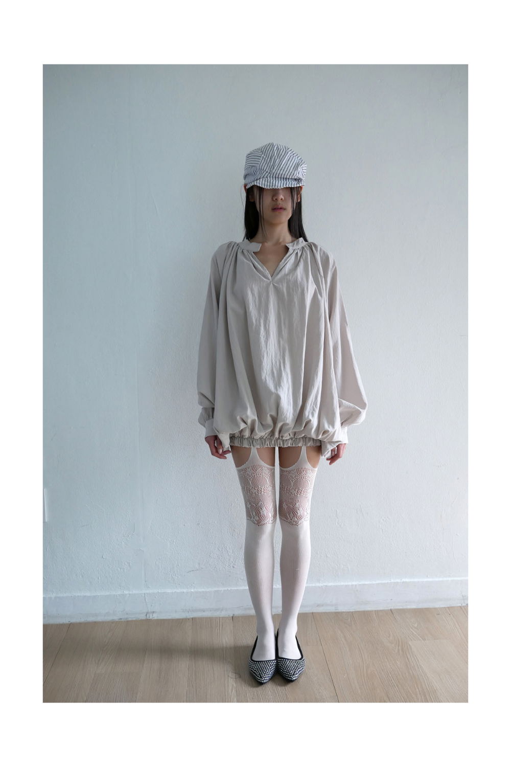 블라우스 모델 착용 이미지-S1L6