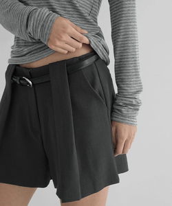Cheir pintuck shorts