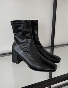 Side-stitch glossy ankle boots