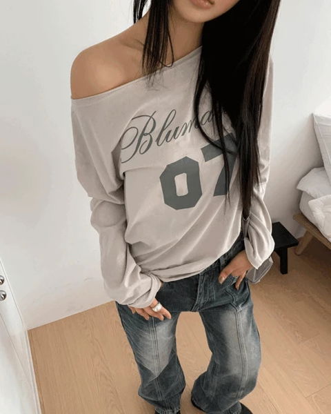 마릴 넘버 레터링 프린팅 원오프숄더 긴팔 티셔츠