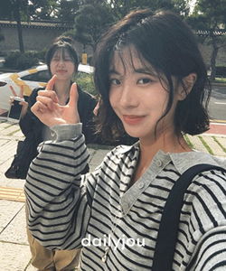 나일스 오버핏 스트라이프 카라 니트