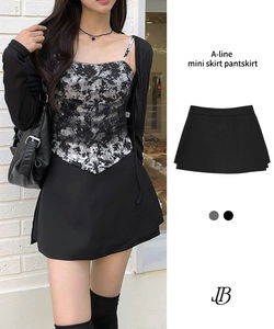 This is a two-piece A-line mini skirt with a double-breasted design.