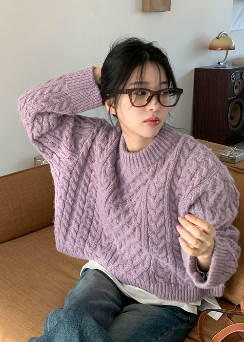 素色圓領寬鬆麻花針織毛衣