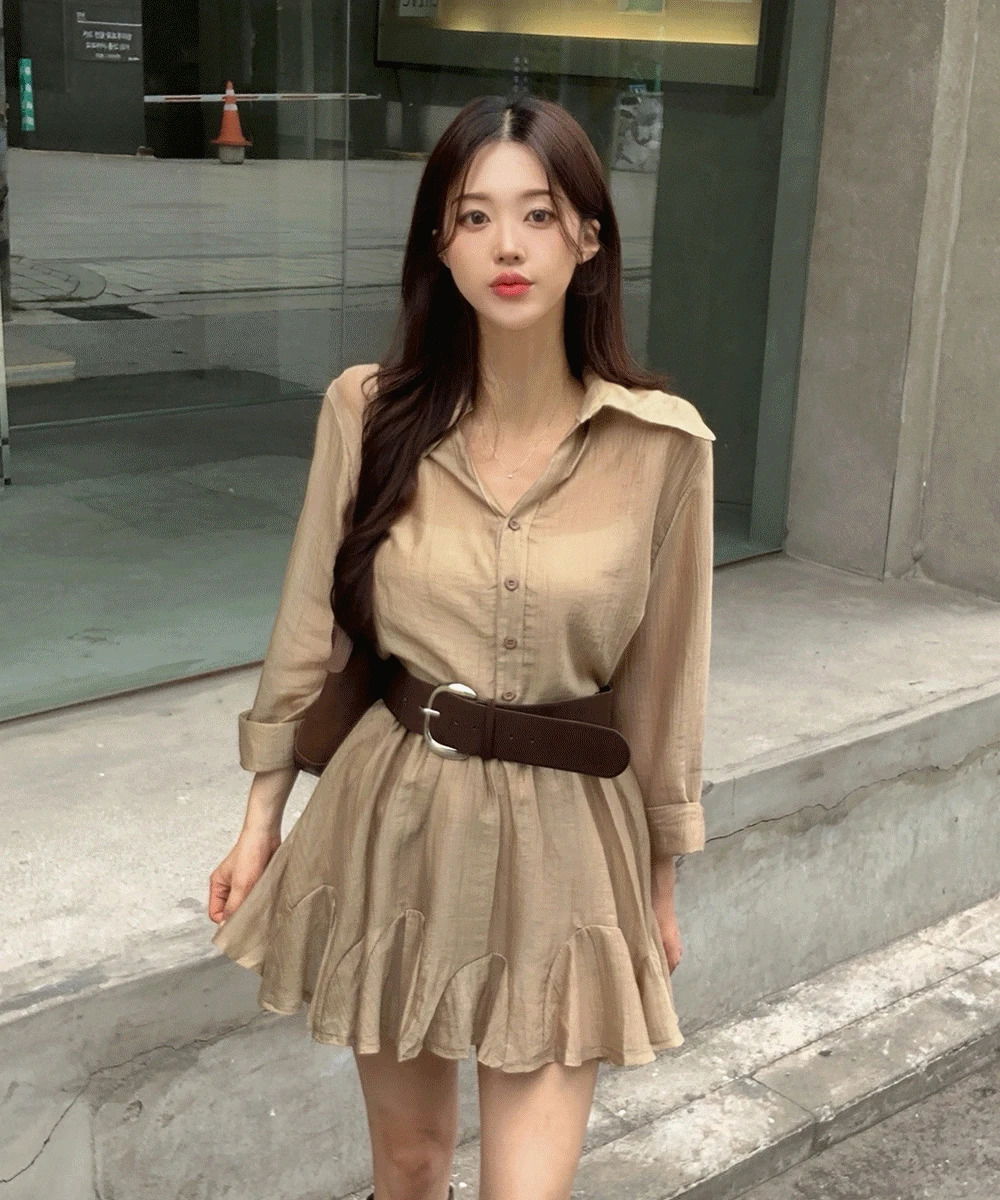 A loose- Loose-fit shirt blouse + a flared mini skirt with a banding pattern. A two-piece set with matching underpants and skirt pants.