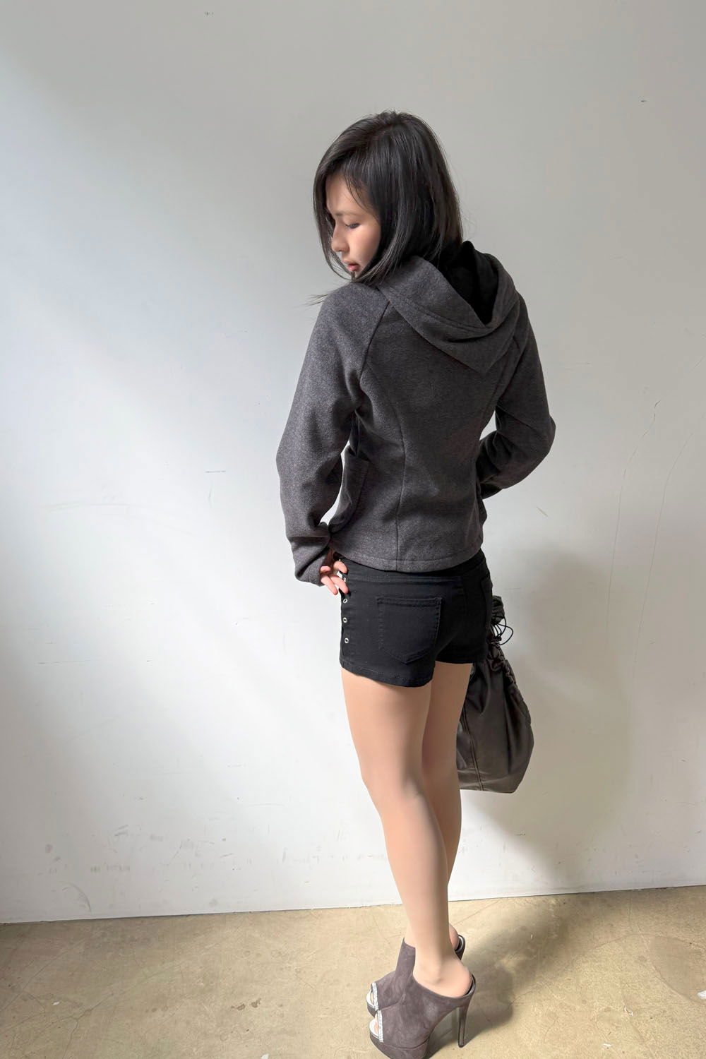 반바지 모델 착용 이미지-S1L19