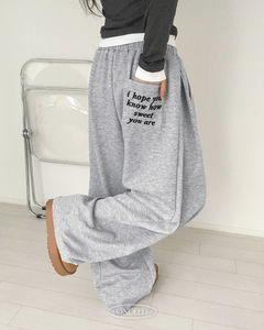 刺繡口袋側邊打褶雙向鬆緊寬褲