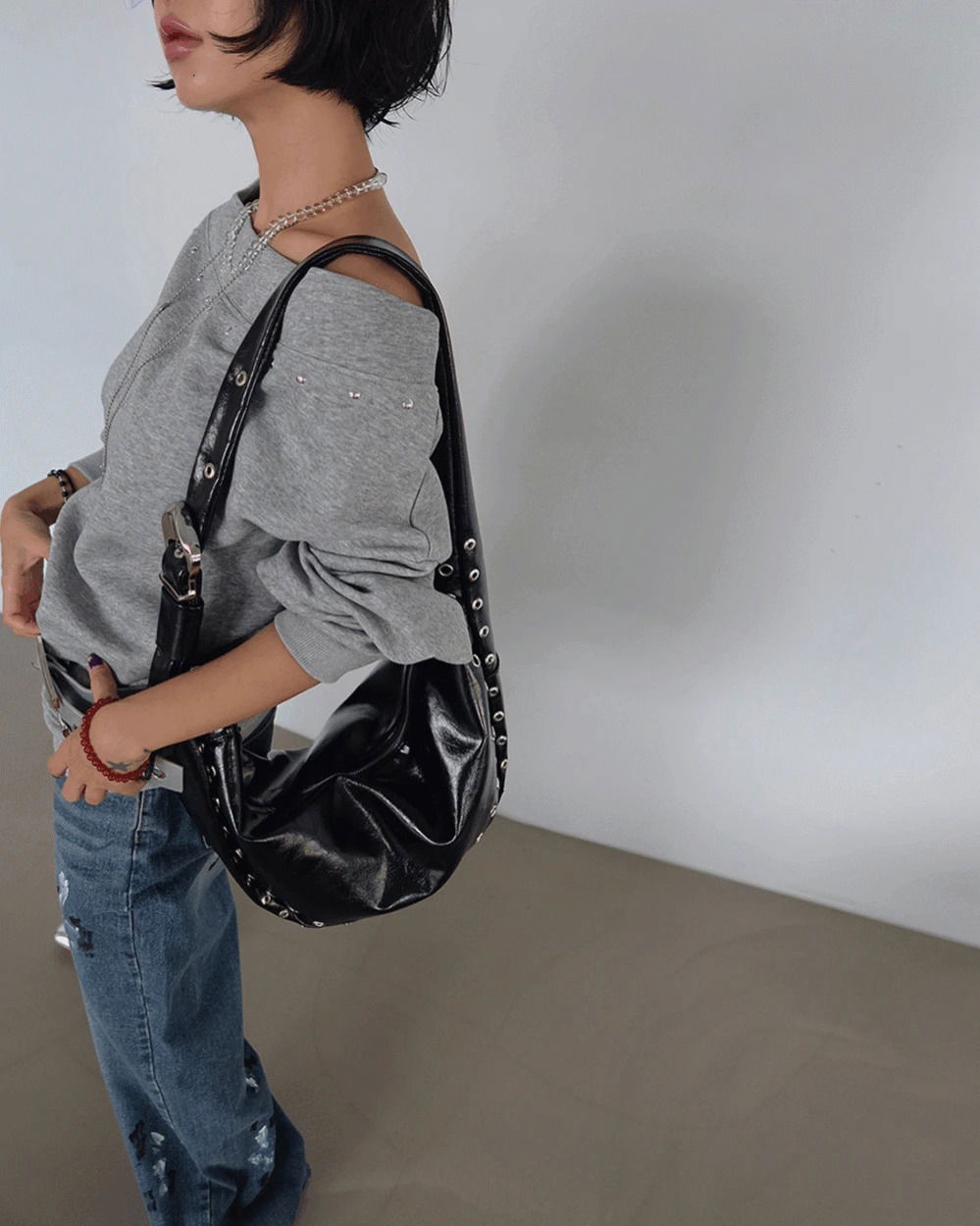 펀칭 반달 라운드 숄더백 (끈길이조절 가능)