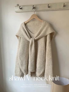 下垂肩圍巾領羊毛V領針織套裝