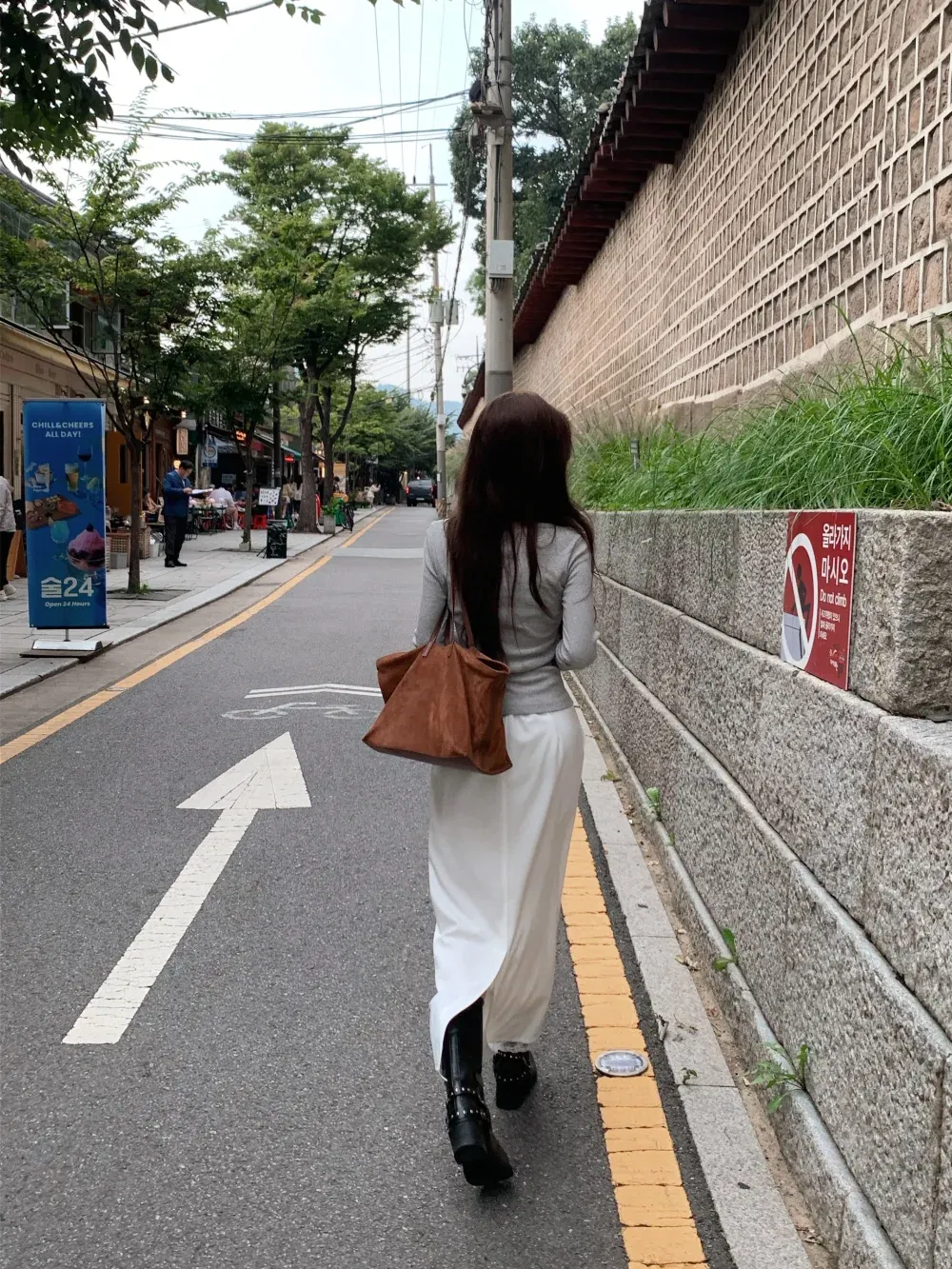 긴팔 티셔츠 모델 착용 이미지-S3L1