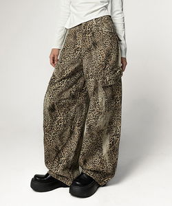 Sadeltz diagonal cargo pocket print semi-wide pants