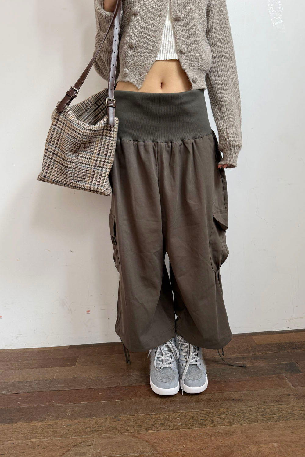 바지 모델 착용 이미지-S2L6