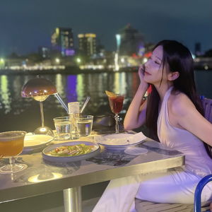 修身顯瘦低腰牛仔褲 - 提臀墊設計喇叭褲