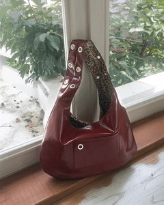 牛皮質感洞洞造型肩背包