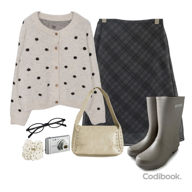 kim9hope 버디 미들 레인 부츠,wonderwonder 푸르 너드 긱시크 라운드 뿔테 안경,DAILYJOU 테프스 도트 빅 스크런치 (곱창밴드)등을 매치한 코디